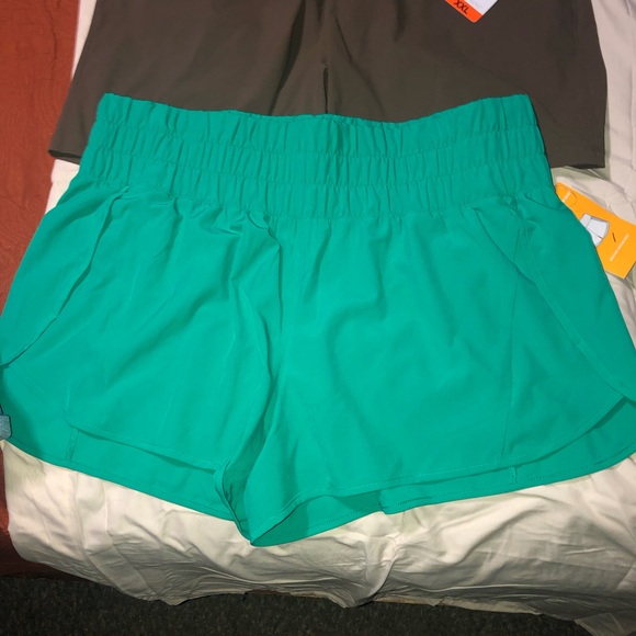 Lot of 3 Ladies Shorts sz 18/XXL NEW CONDITION - Picture 3 of 4